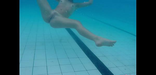  Cheia de tesão, nadando peladinha na piscina.